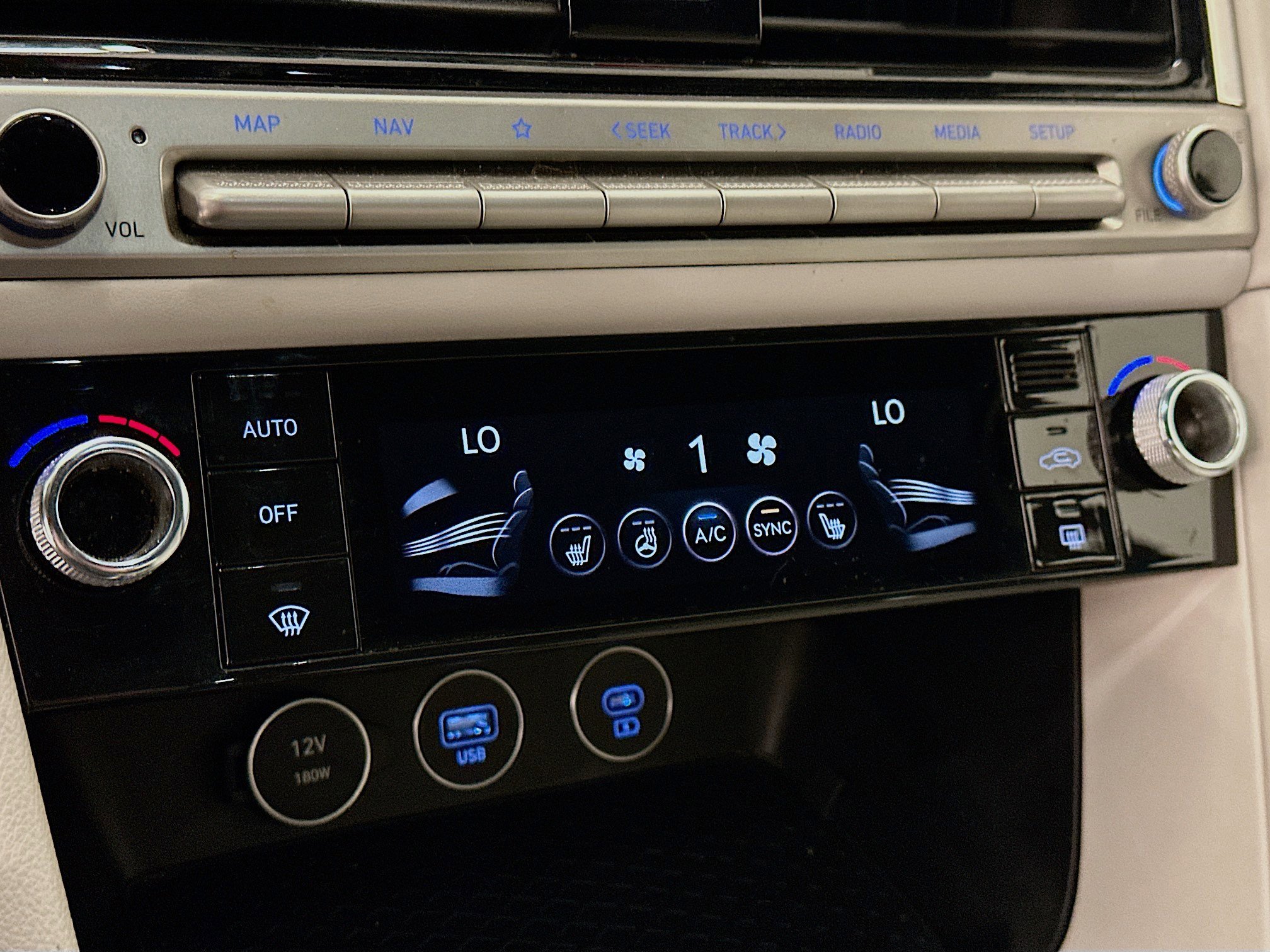 Used 2025 Genesis G70 2.5T image 24