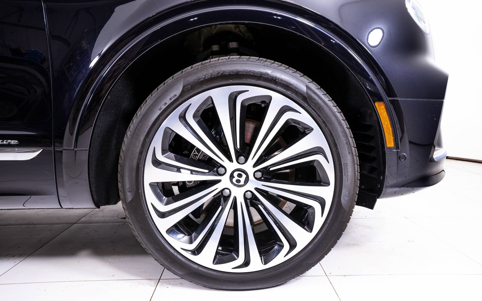 Used 2025 Bentley Bentayga AWD/4WD image 13
