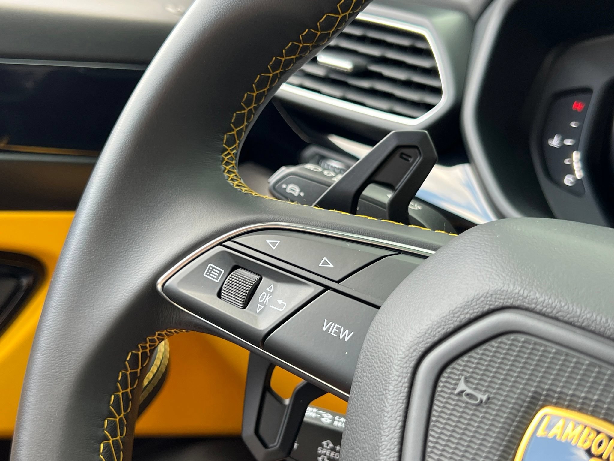 Used 2022 Lamborghini Urus AWD/4WD image 29