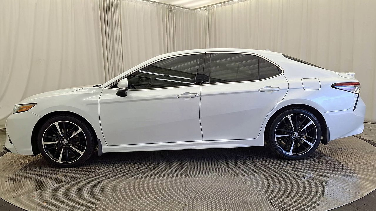 Used 2019 Toyota Camry XSE FWD image 8