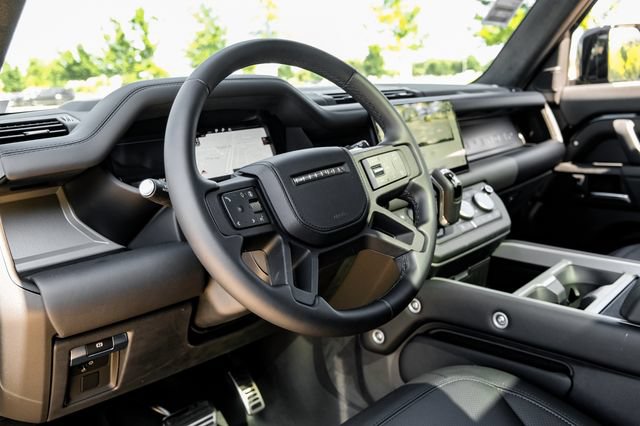 Used 2025 Land Rover Defender 130 V8 AWD/4WD image 2