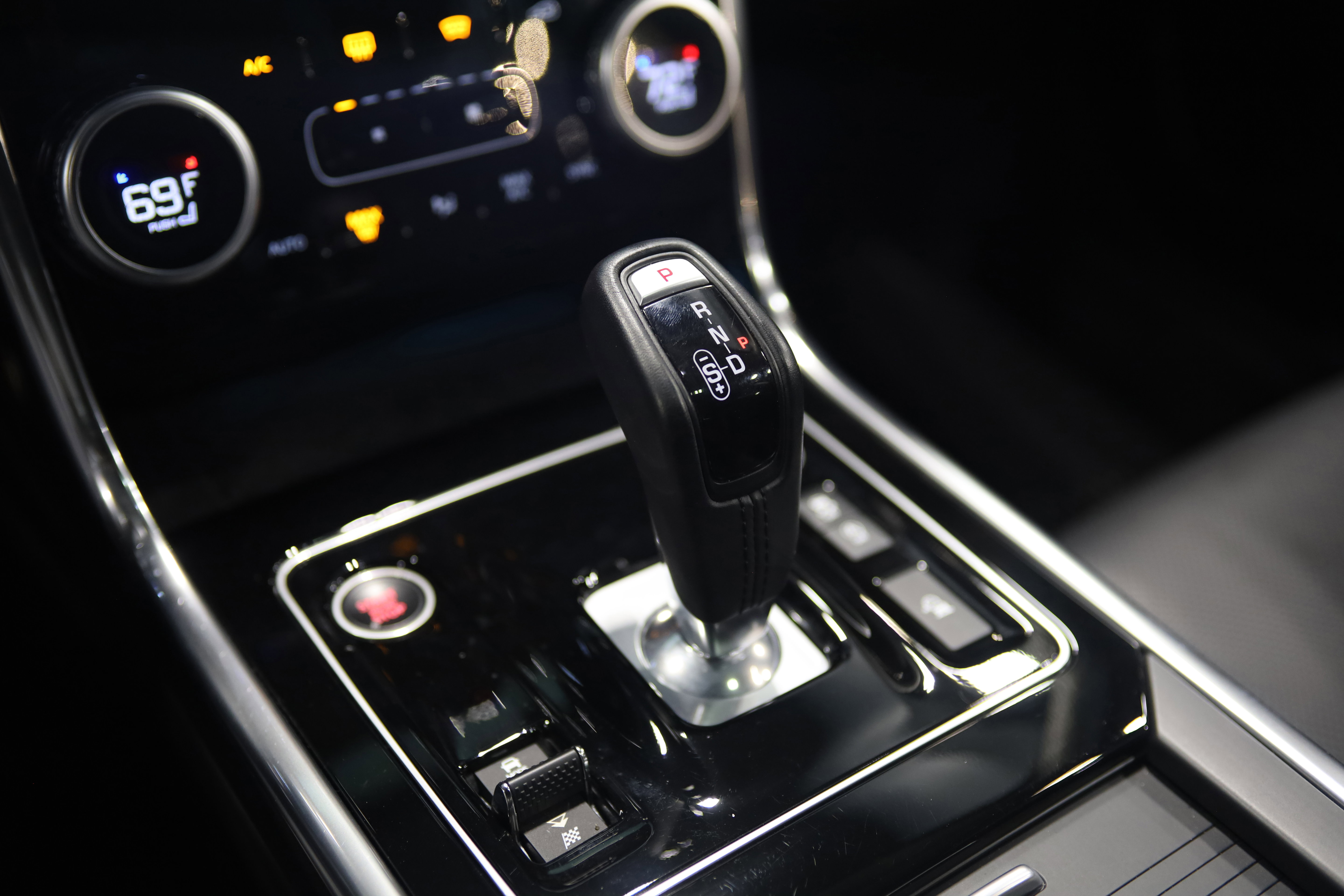 Used 2020 Jaguar XE S image 27