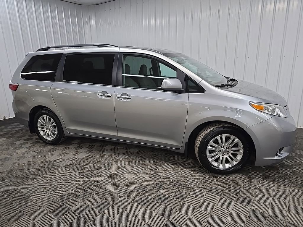 Used 2017 Toyota Sienna XLE w/ XLE Navigation Package image 1
