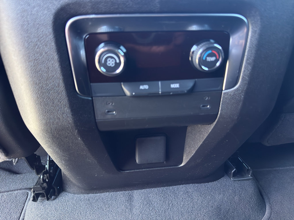 Used 2025 Chevrolet Suburban Z71 image 22