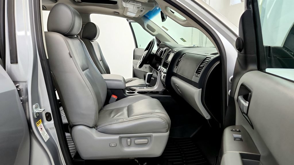 Used 2017 Toyota Sequoia Limited w/ Safety & Convenience Package AWD/4WD image 16