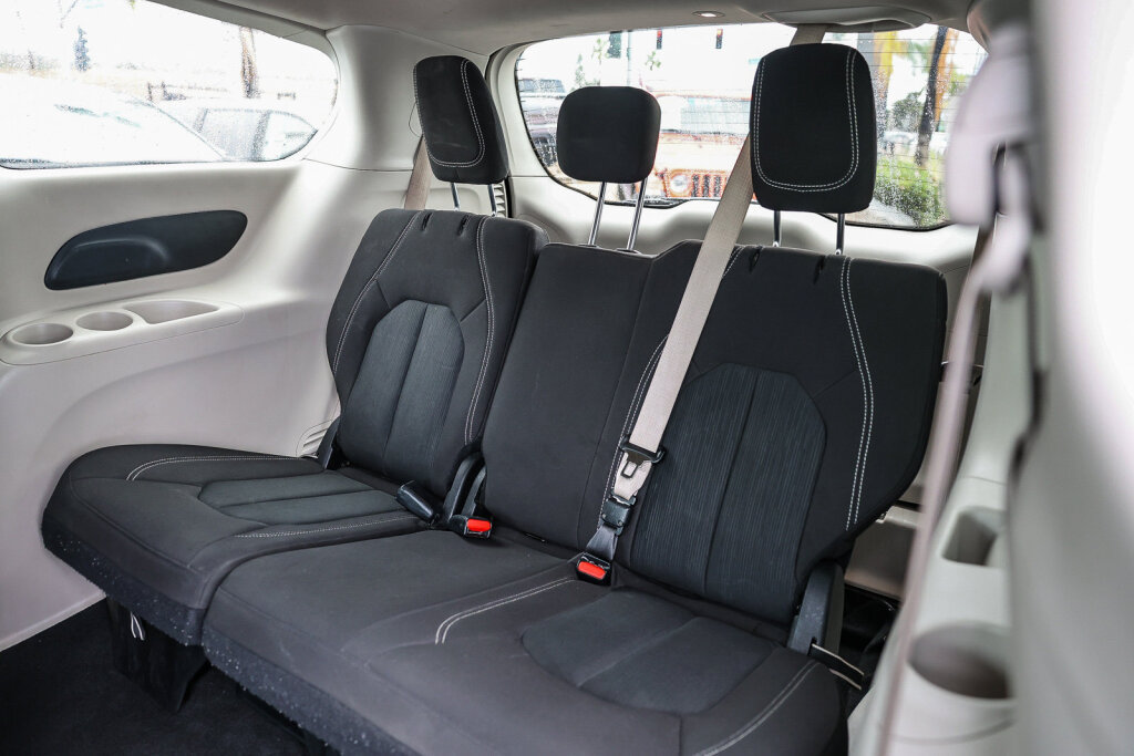 Used 2022 Chrysler Voyager LX FWD image 7