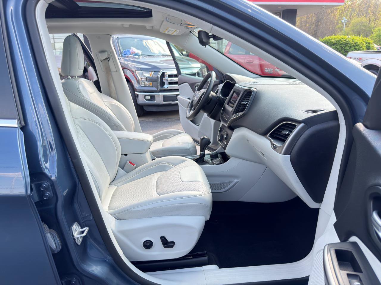 Used 2021 Jeep Cherokee Latitude Lux w/ Sun & Sound Group AWD/4WD image 29