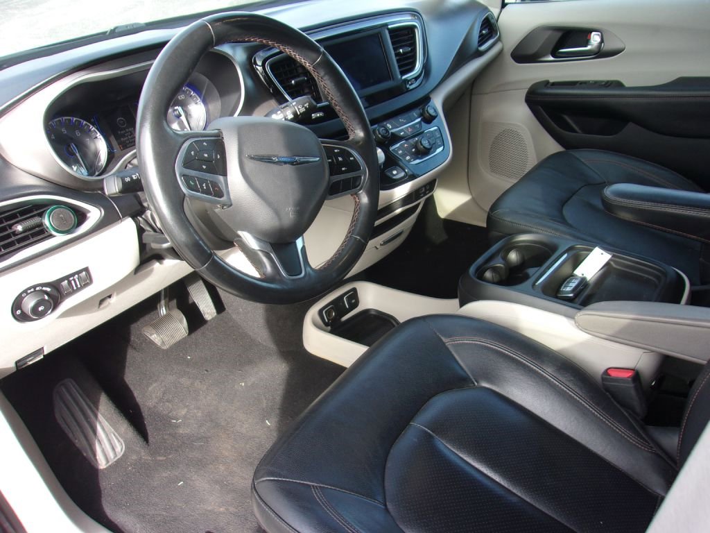 Used 2020 Chrysler Pacifica Touring-L image 8