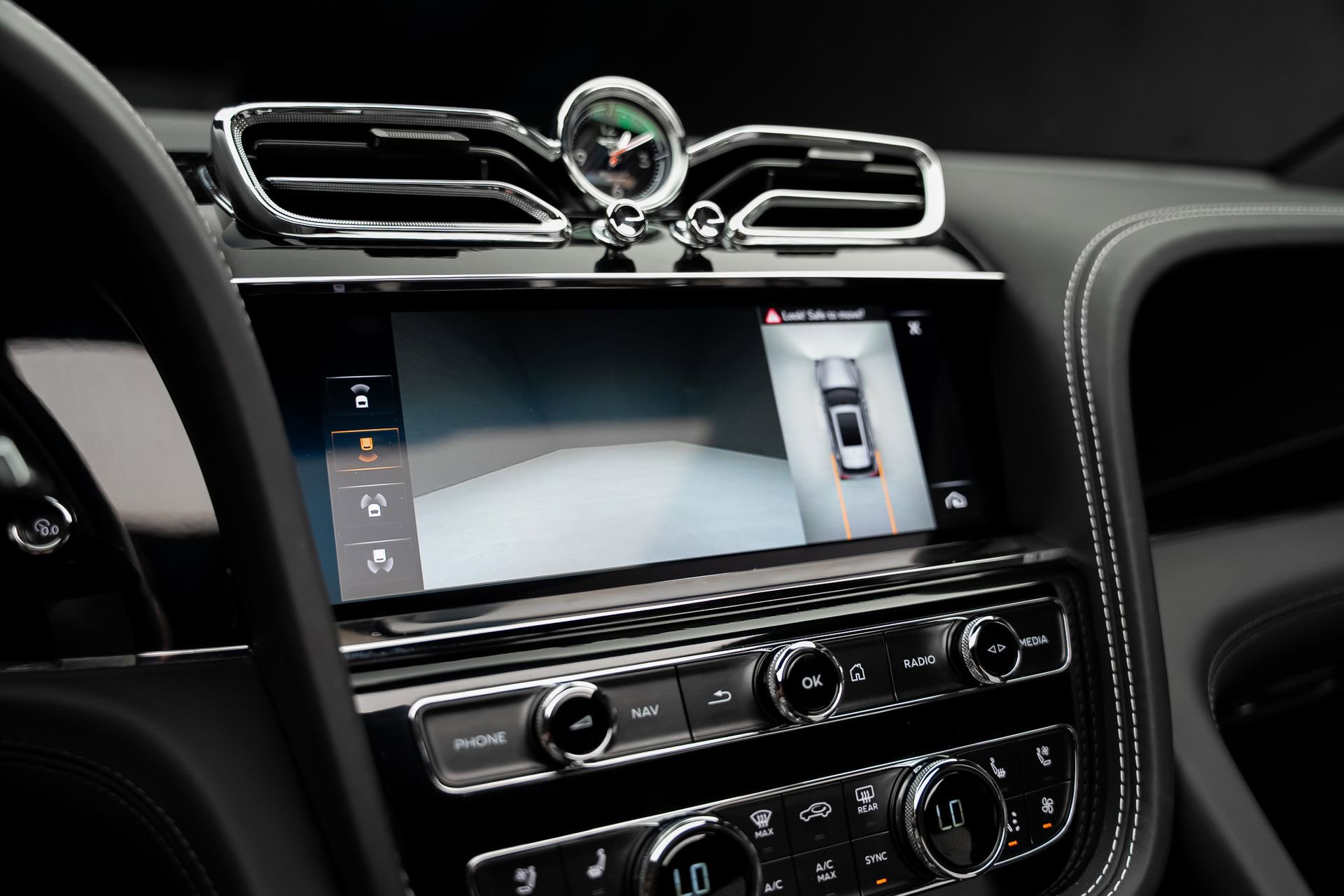Used 2021 Bentley Bentayga Plug-In Hybrid image 49