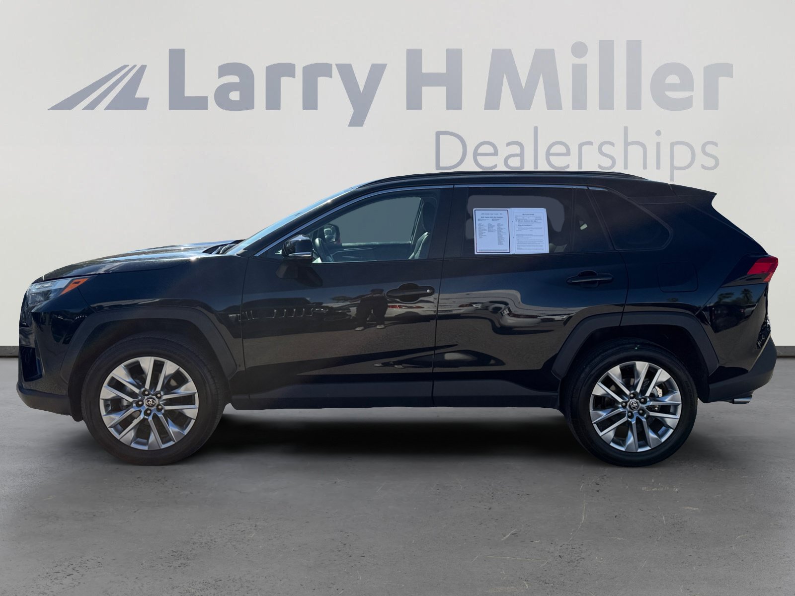 Used 2025 Toyota RAV4 XLE Premium FWD image 2