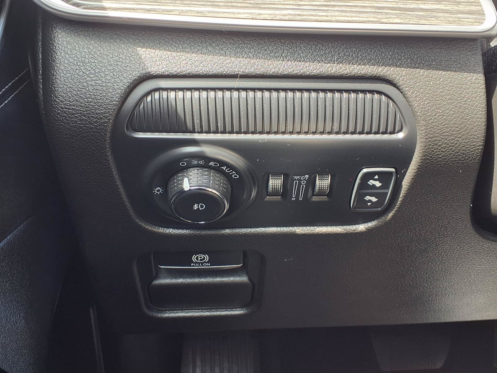 Used 2024 Jeep Wagoneer L Series II w/ Flexible Seating Group RWD image 11