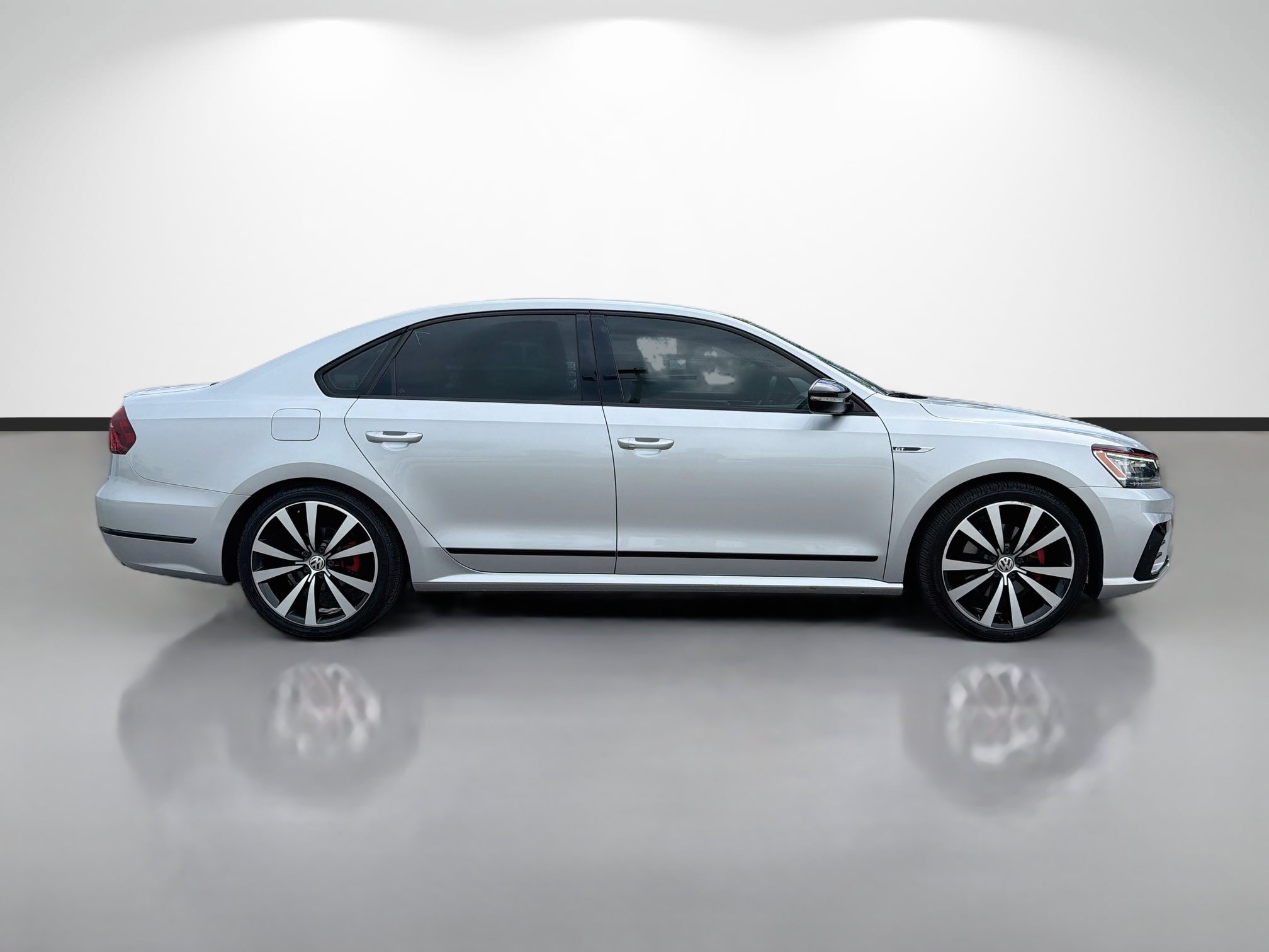 Used 2018 Volkswagen Passat GT FWD image 2