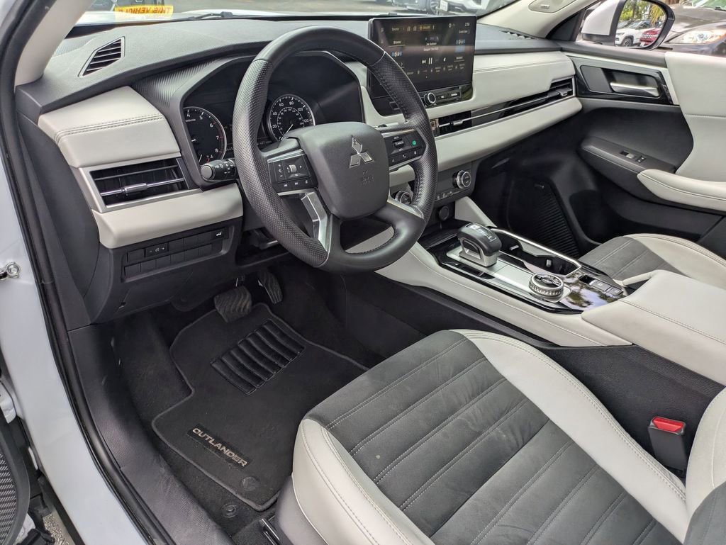 Used 2025 Mitsubishi Outlander SE FWD image 18