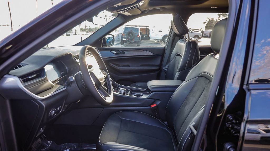 New 2025 Jeep Grand Cherokee L Altitude image 19