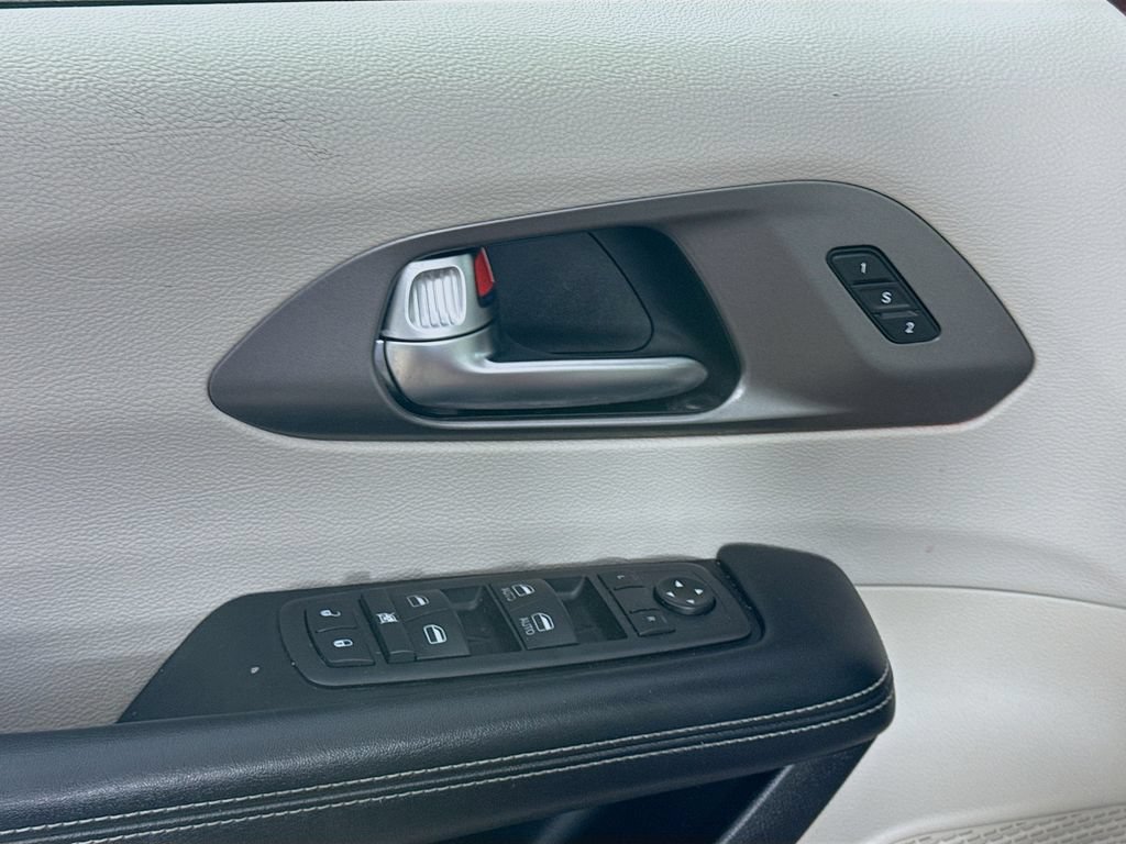 Used 2021 Chrysler Pacifica Touring-L w/ Premium & Safety Sphere Group FWD image 22