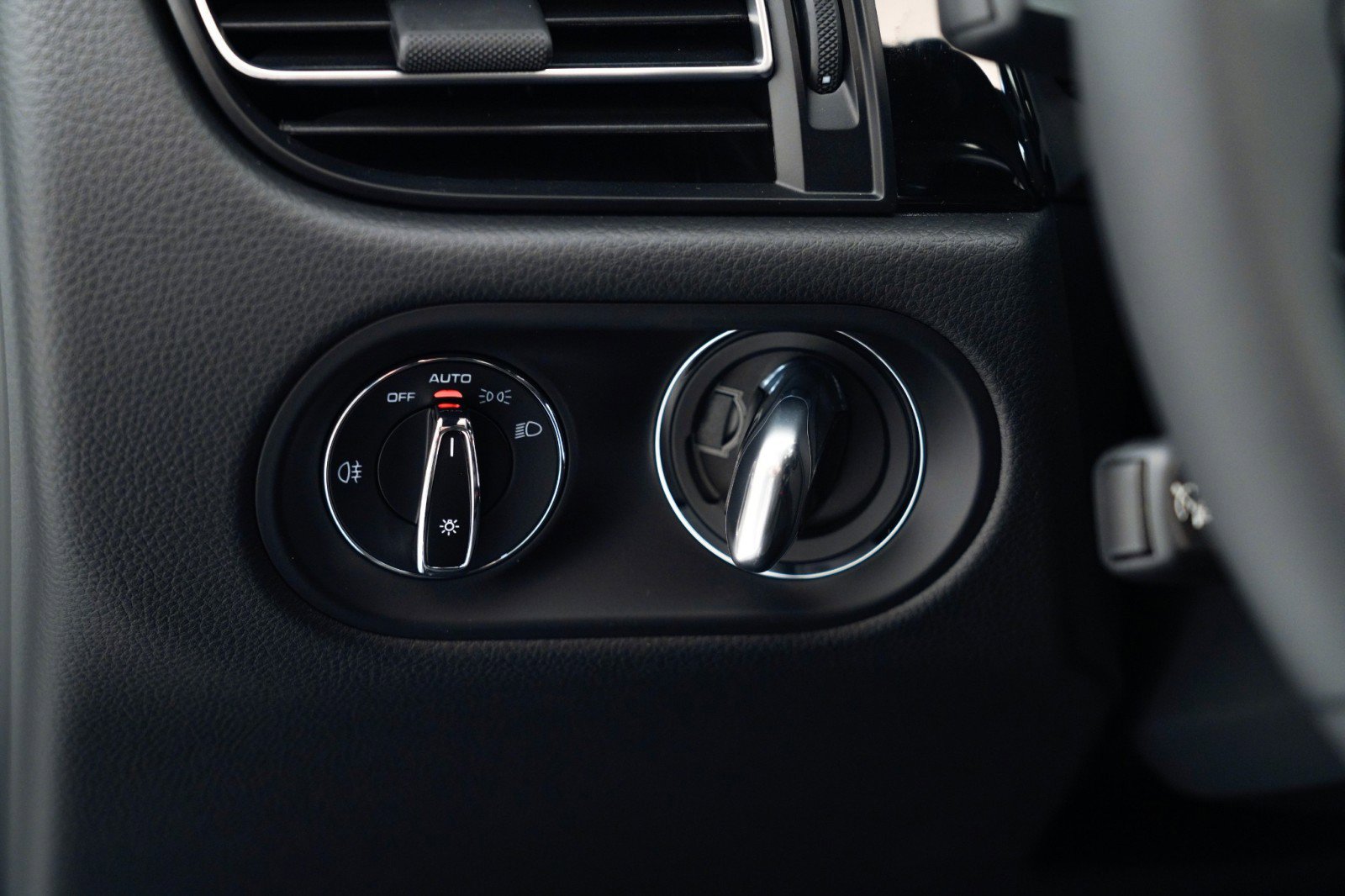 New 2026 Porsche Macan Turbo image 32