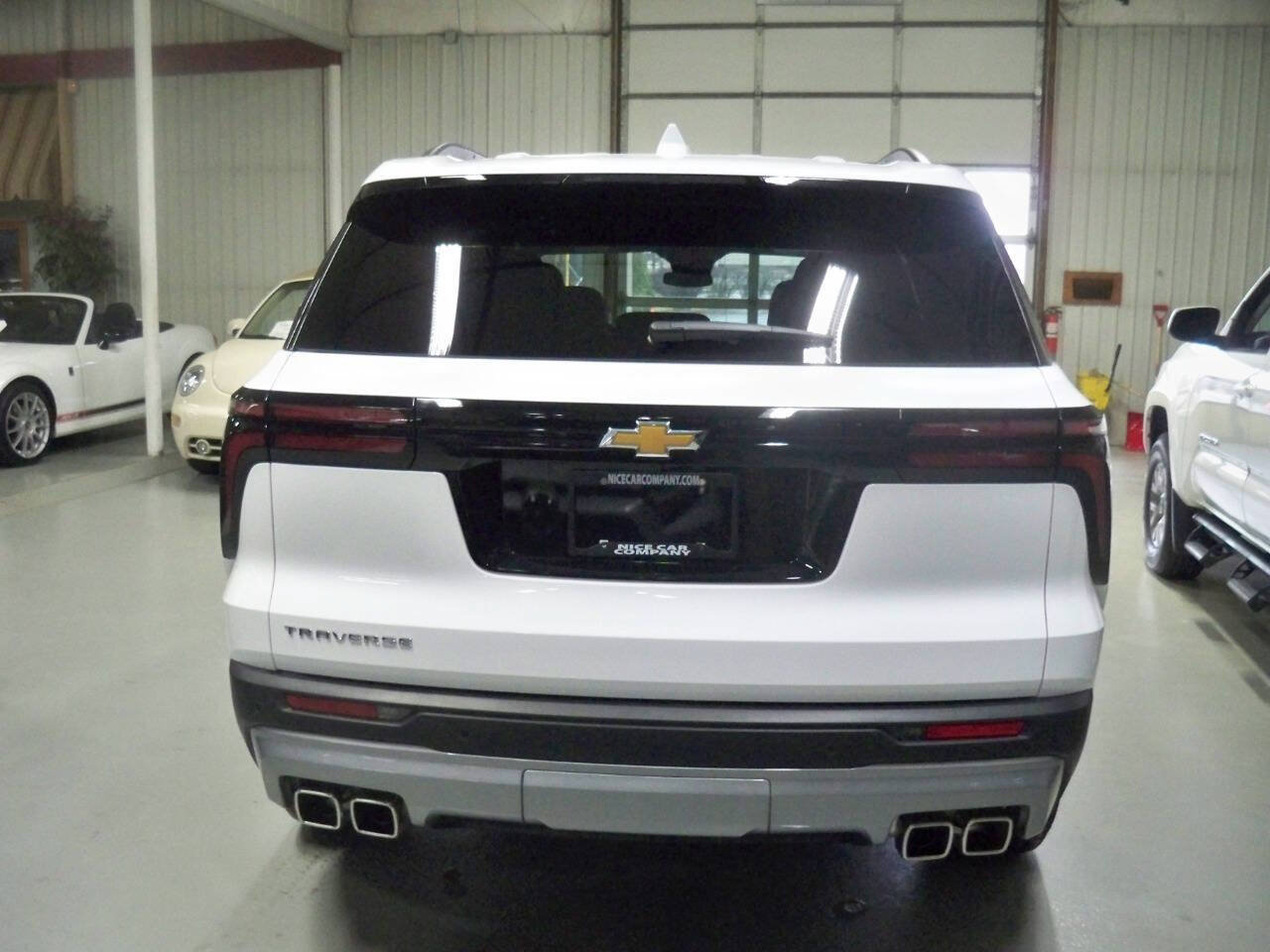 Used 2025 Chevrolet Traverse LT image 4