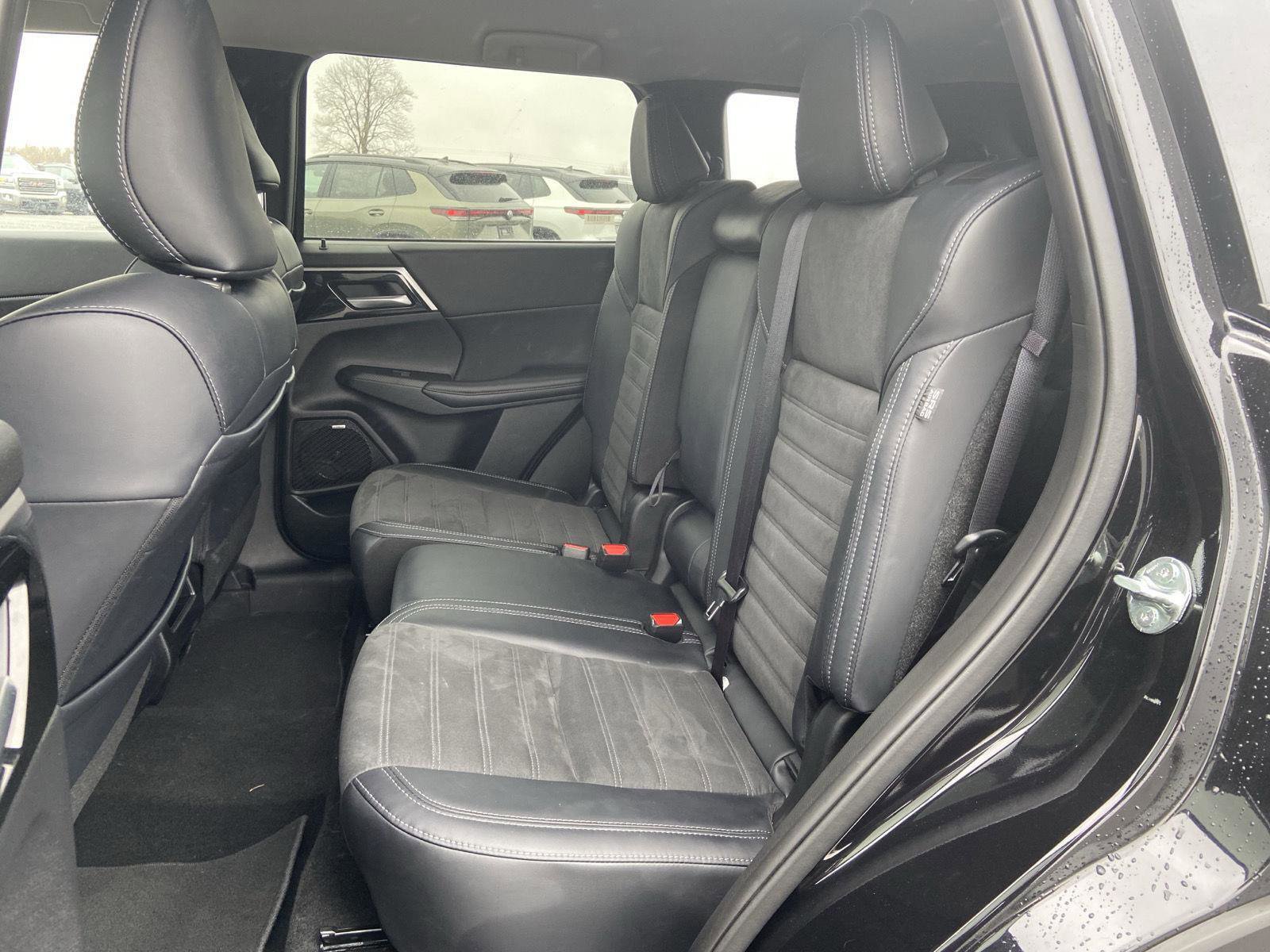 Used 2025 Mitsubishi Outlander SE image 25