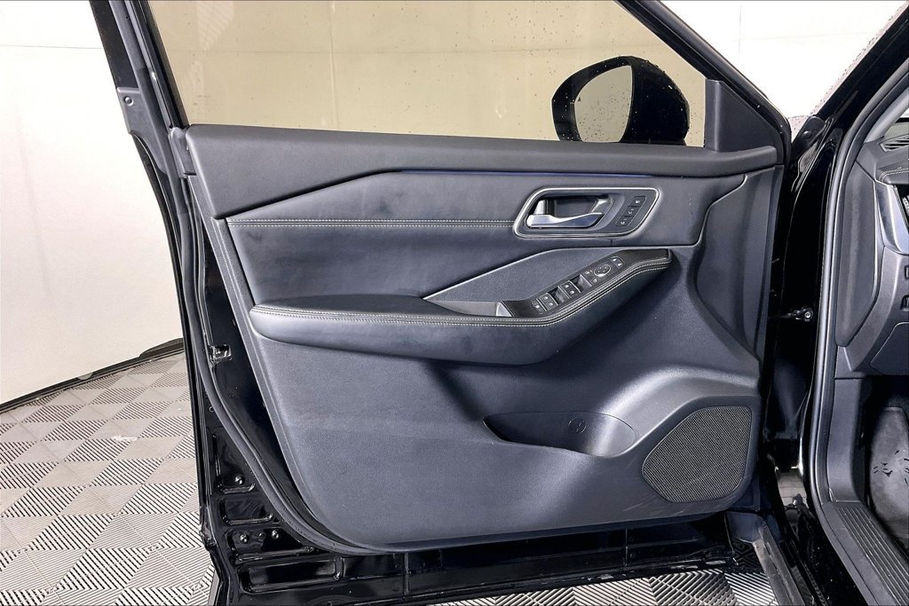 Used 2025 Nissan Rogue Platinum w/ Tech Package FWD image 21