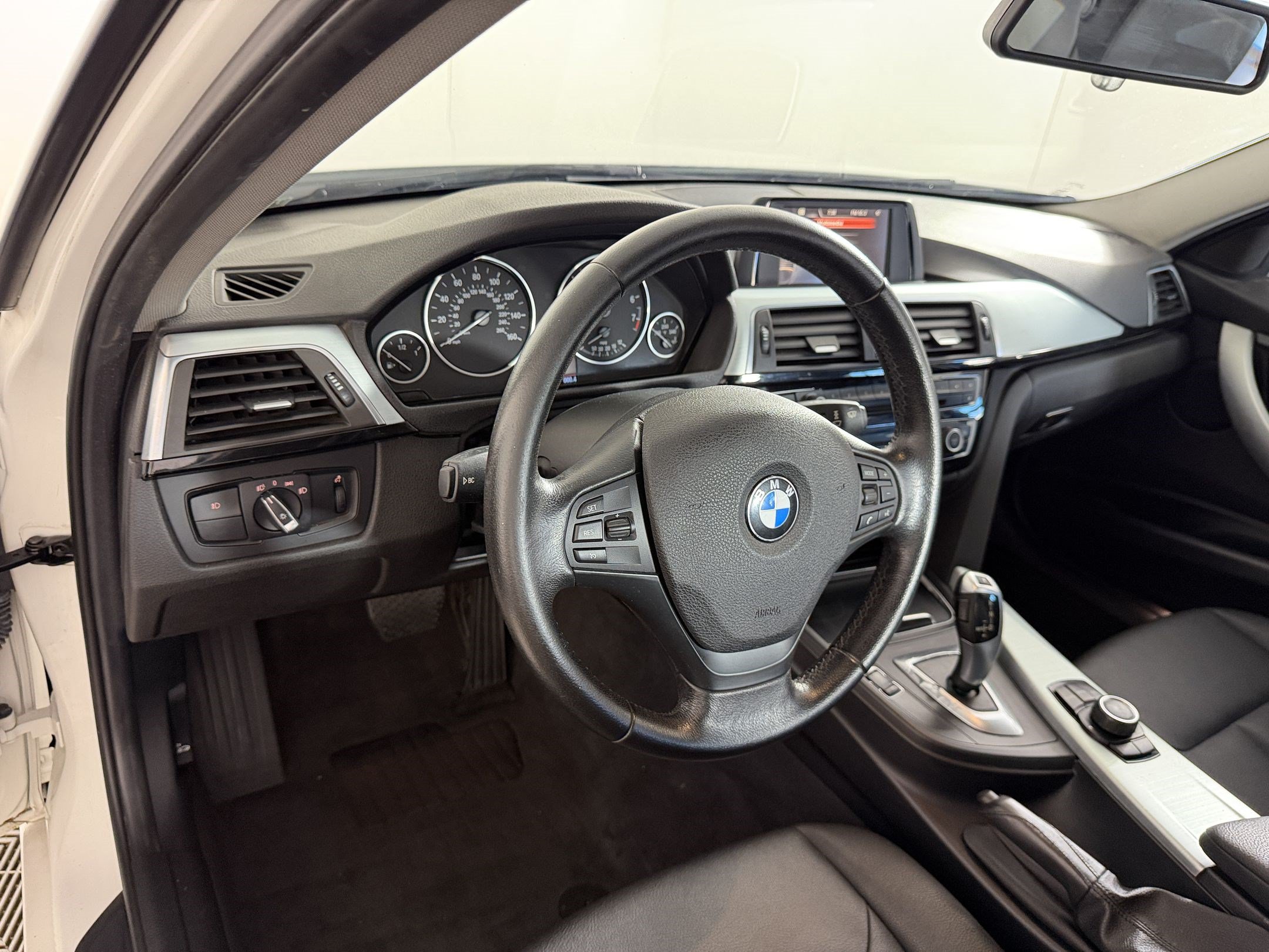 Used 2016 BMW 320i xDrive Sedan AWD/4WD image 4