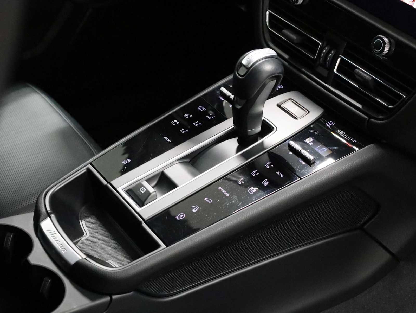 Certified 2023 Porsche Macan Turbo AWD/4WD image 21