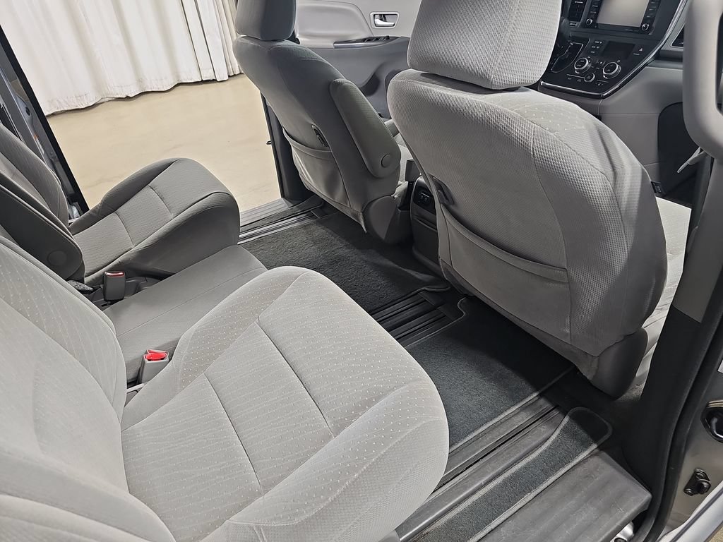 Used 2018 Toyota Sienna LE w/ Carpet Mat Package FWD image 14