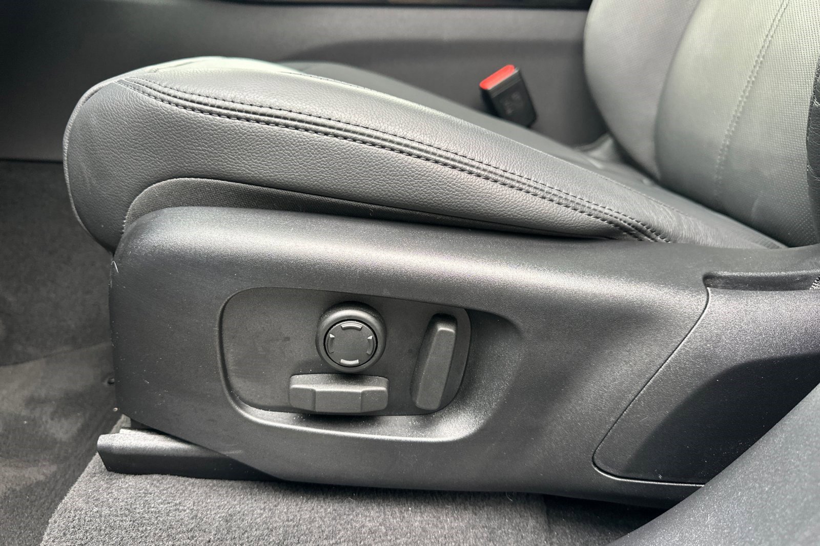 Used 2026 Land Rover Range Rover Velar Dynamic SE image 17