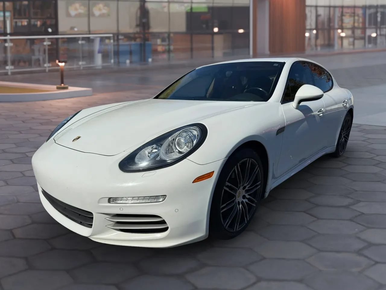 Used 2016 Porsche Panamera RWD image 1