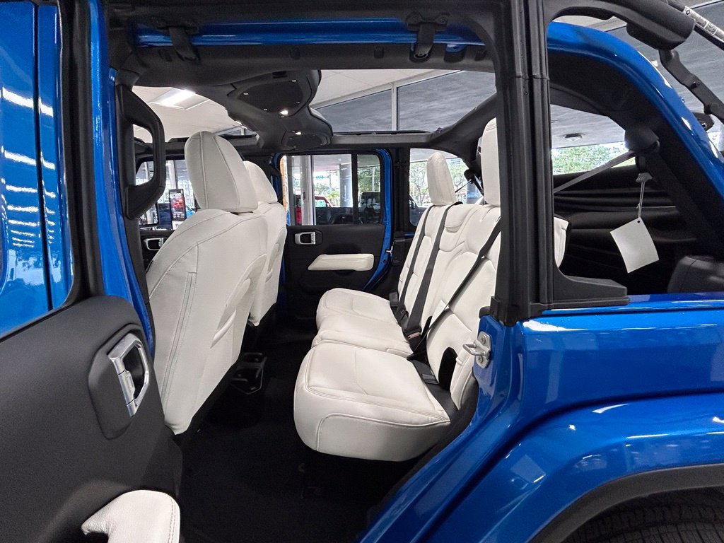 Used 2024 Jeep Wrangler Unlimited Sahara AWD/4WD image 28