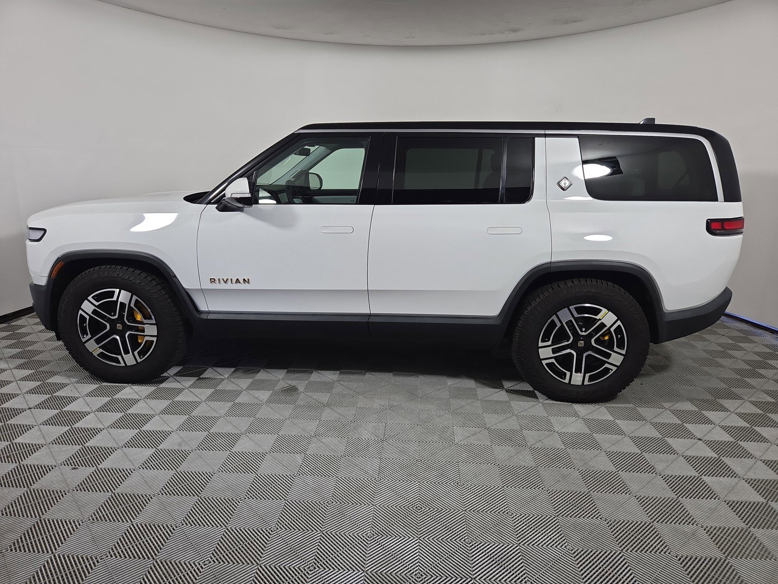 Used 2023 Rivian R1S Launch Edition AWD/4WD image 2