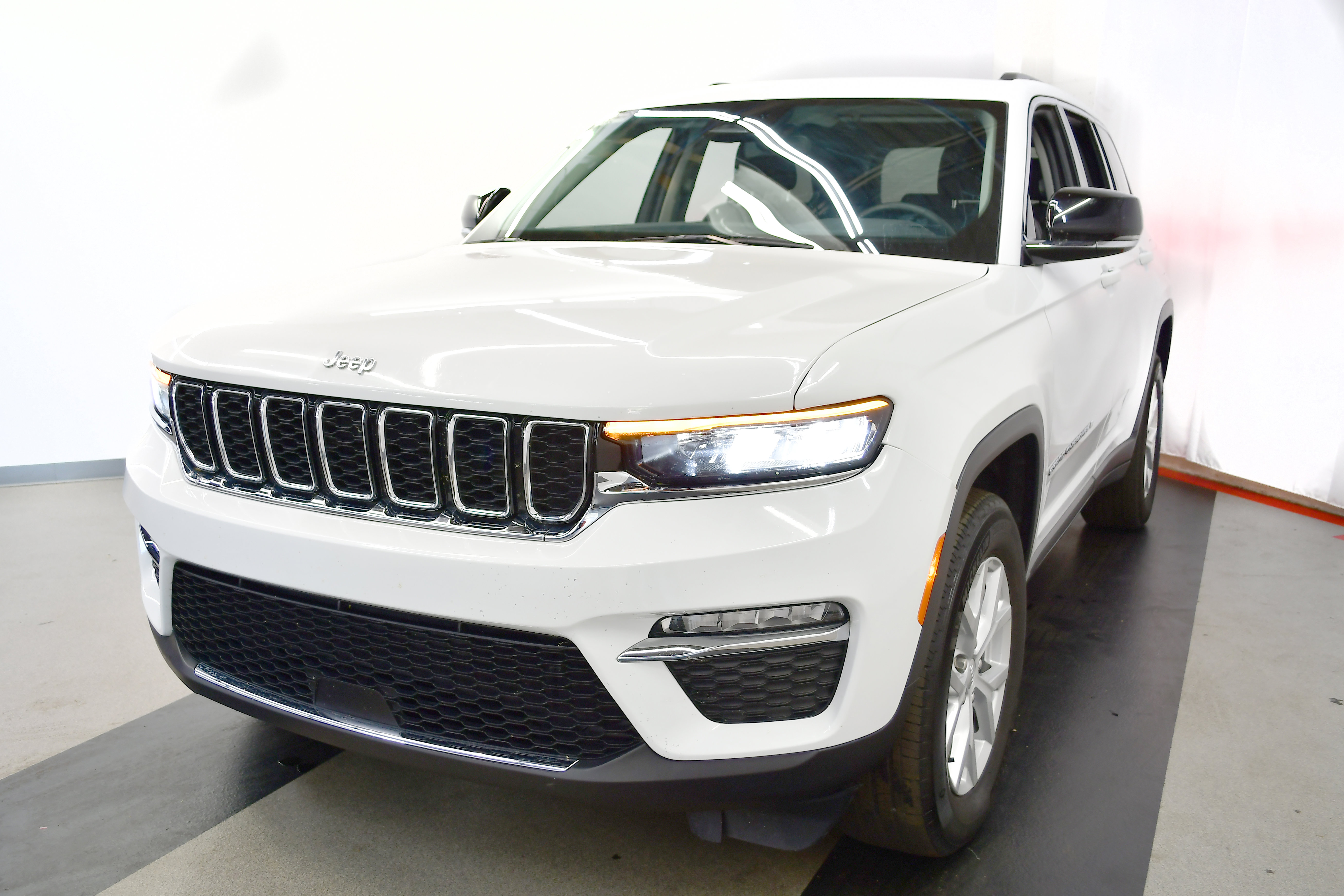 Used 2024 Jeep Grand Cherokee Limited image 4