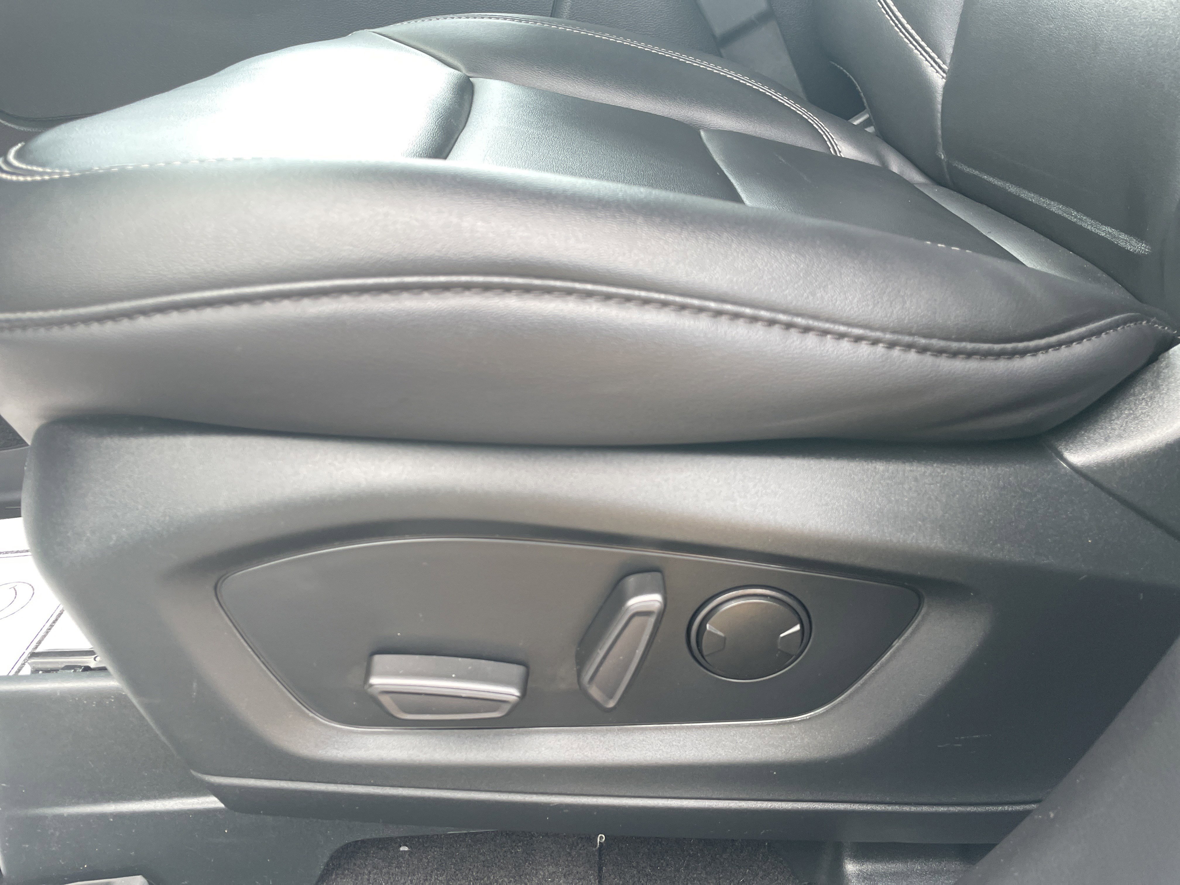 Used 2023 Ford Explorer XLT w/ Equipment Group 202A image 12