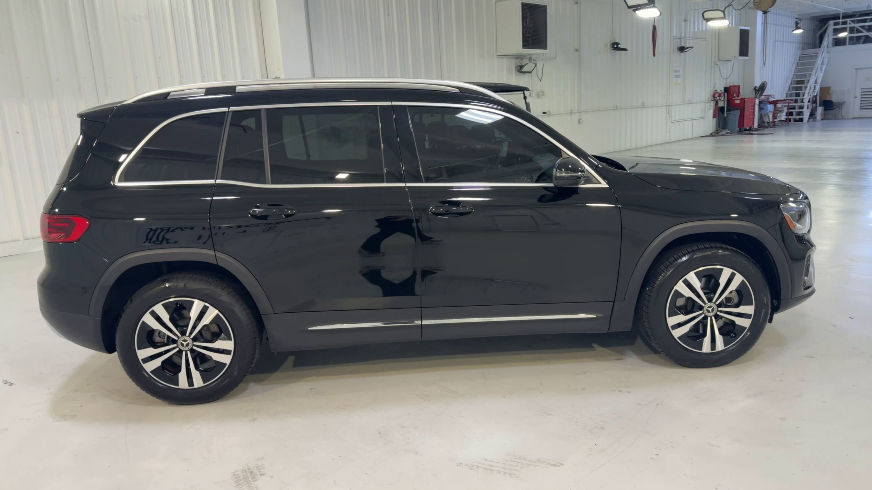Used 2025 Mercedes-Benz GLB 250 image 2