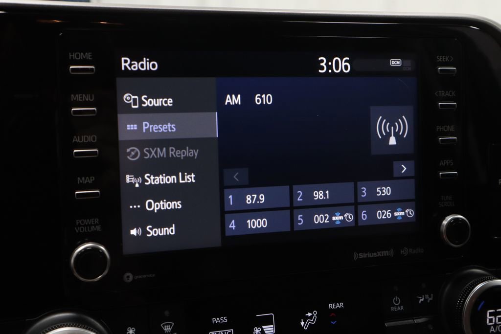 Used 2021 Toyota Highlander LE image 2