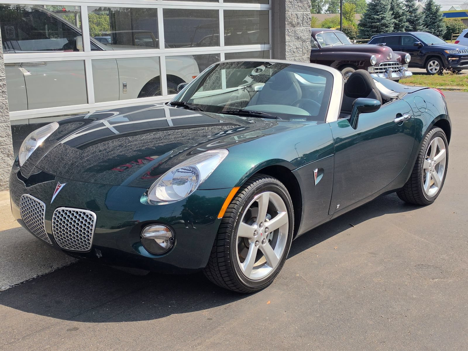 Used 2006 Pontiac Solstice Convertible w/ Power Package RWD image 1