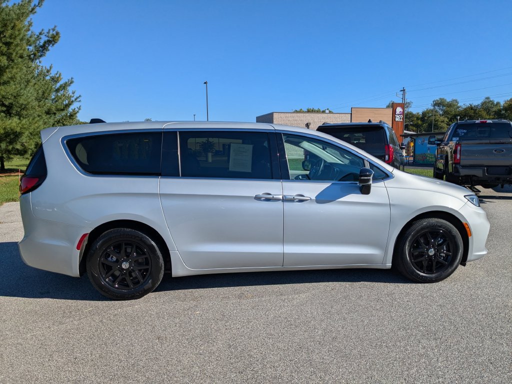 Used 2024 Chrysler Pacifica Touring-L FWD image 5