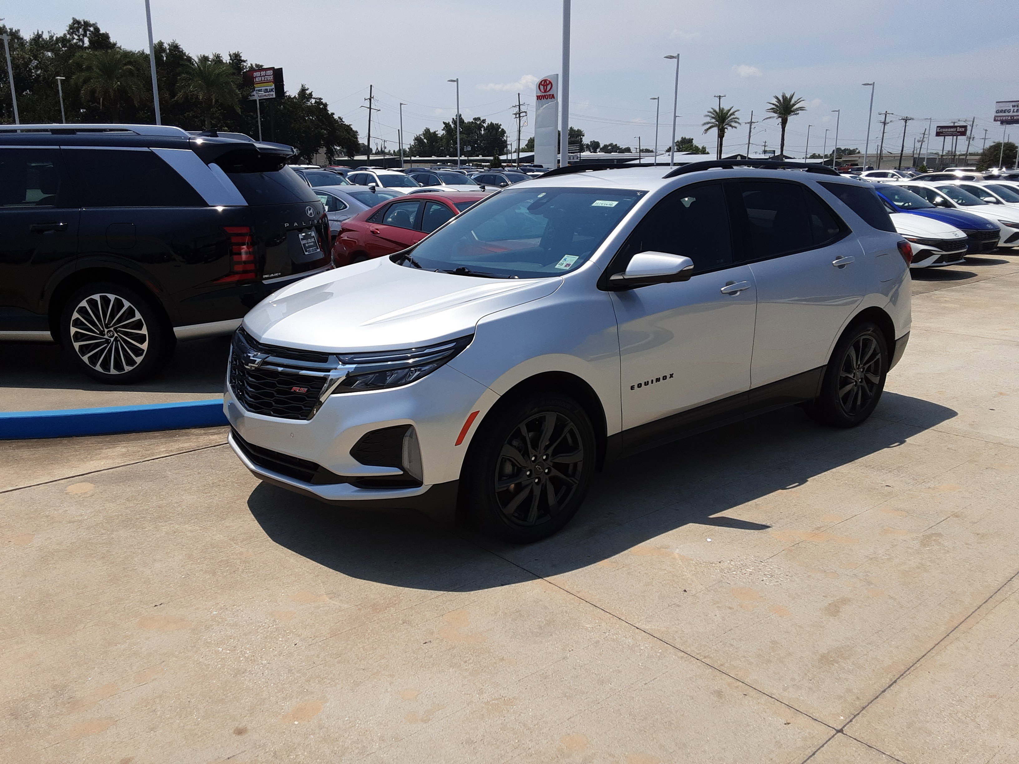 Used 2022 Chevrolet Equinox RS w/ RS Leather Package image 3