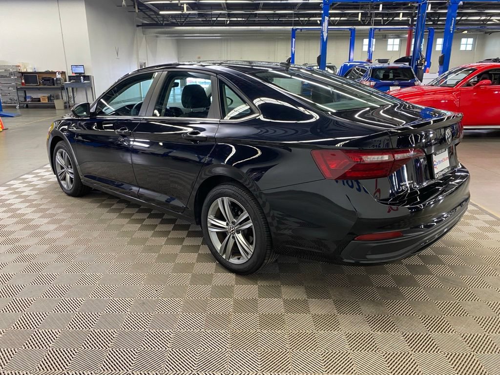 Used 2024 Volkswagen Jetta SE FWD image 6