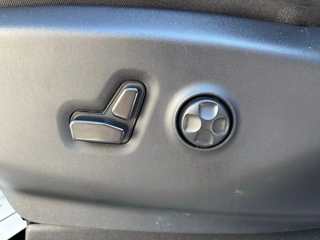 Used 2023 Chrysler Pacifica Touring-L image 26