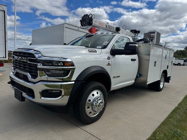 New 2025 RAM 5500 4x4 Regular Cab image 3