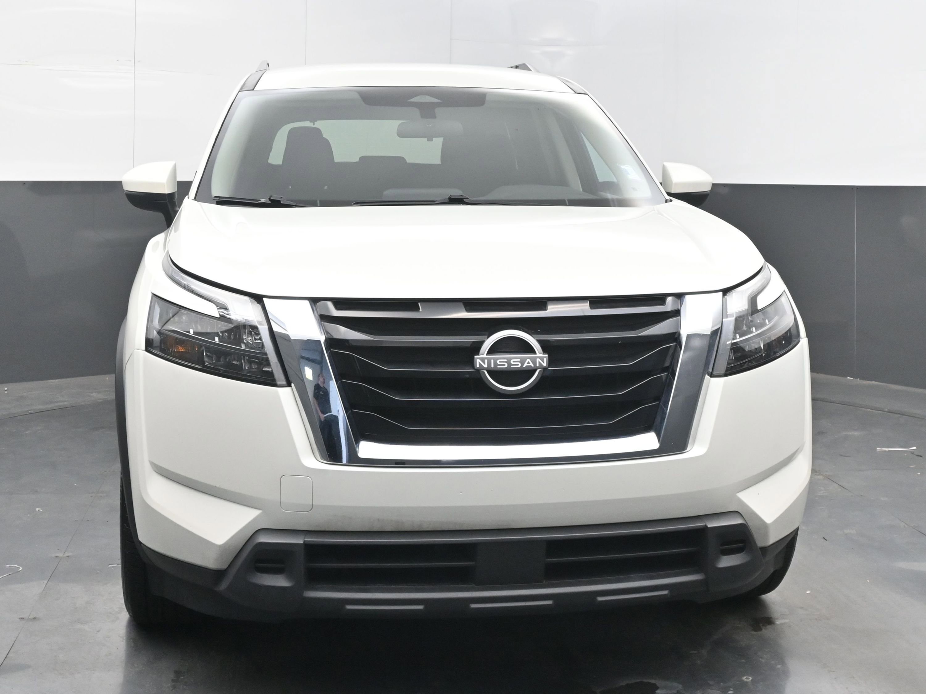 Used 2024 Nissan Pathfinder SV image 3