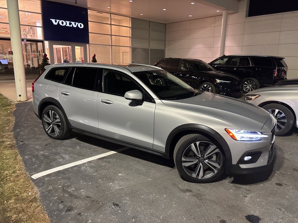 Certified 2025 Volvo V60 B5 Cross Country Plus image 2