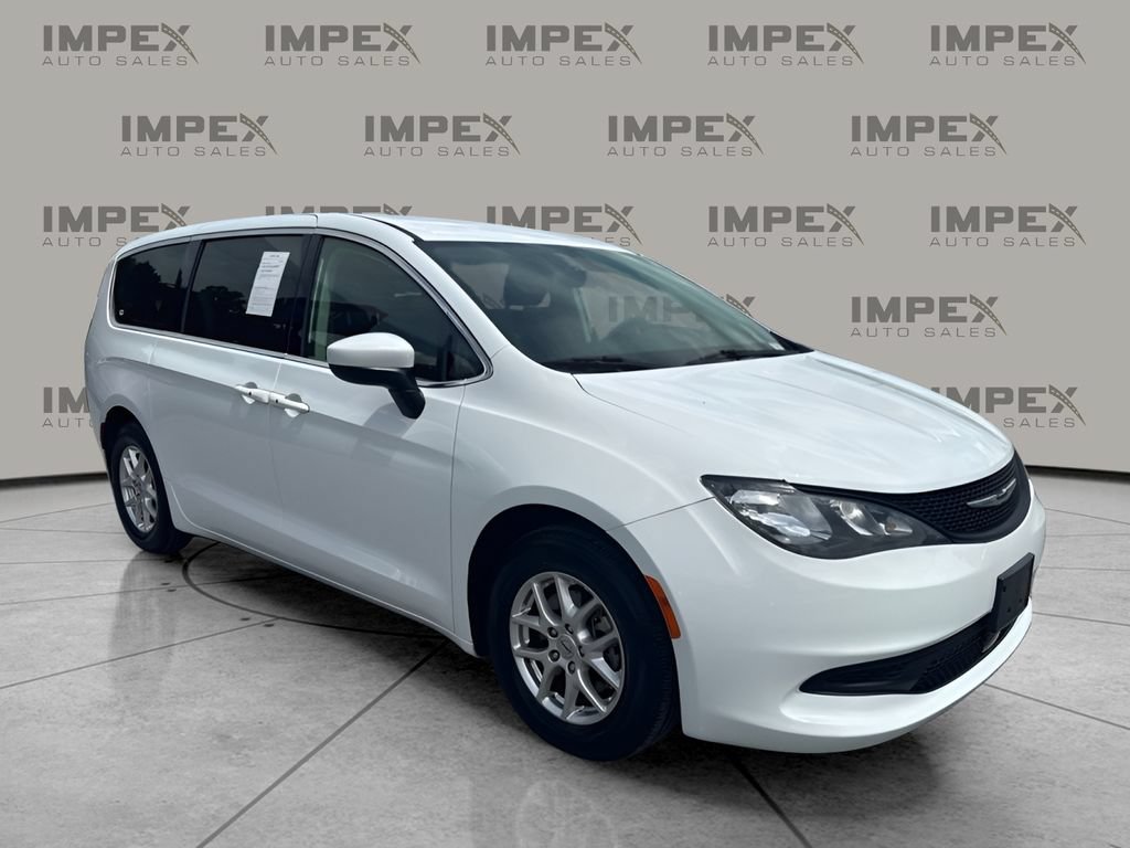Used 2022 Chrysler Voyager LX FWD image 4
