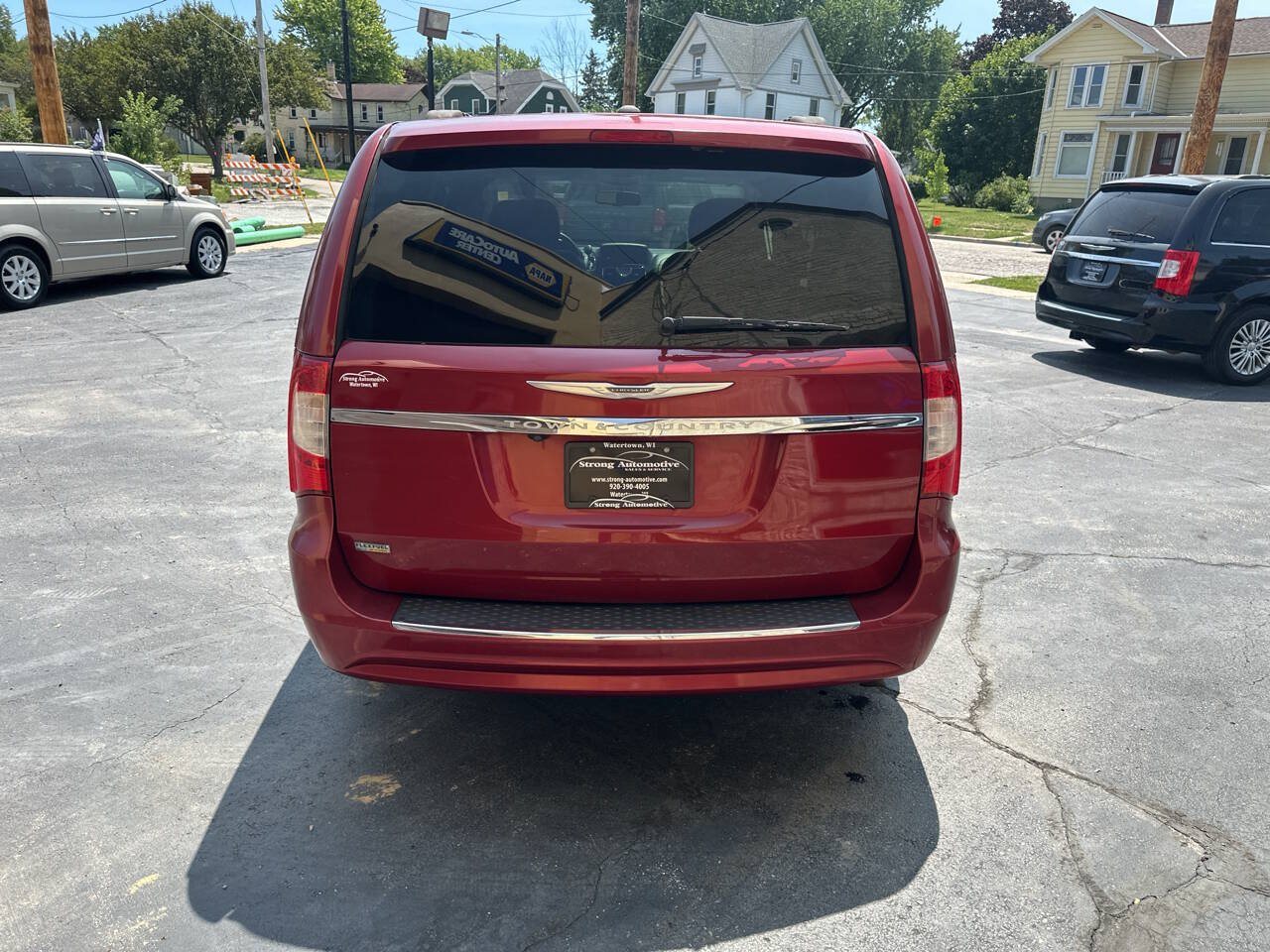 Used 2014 Chrysler Town & Country Touring FWD image 3