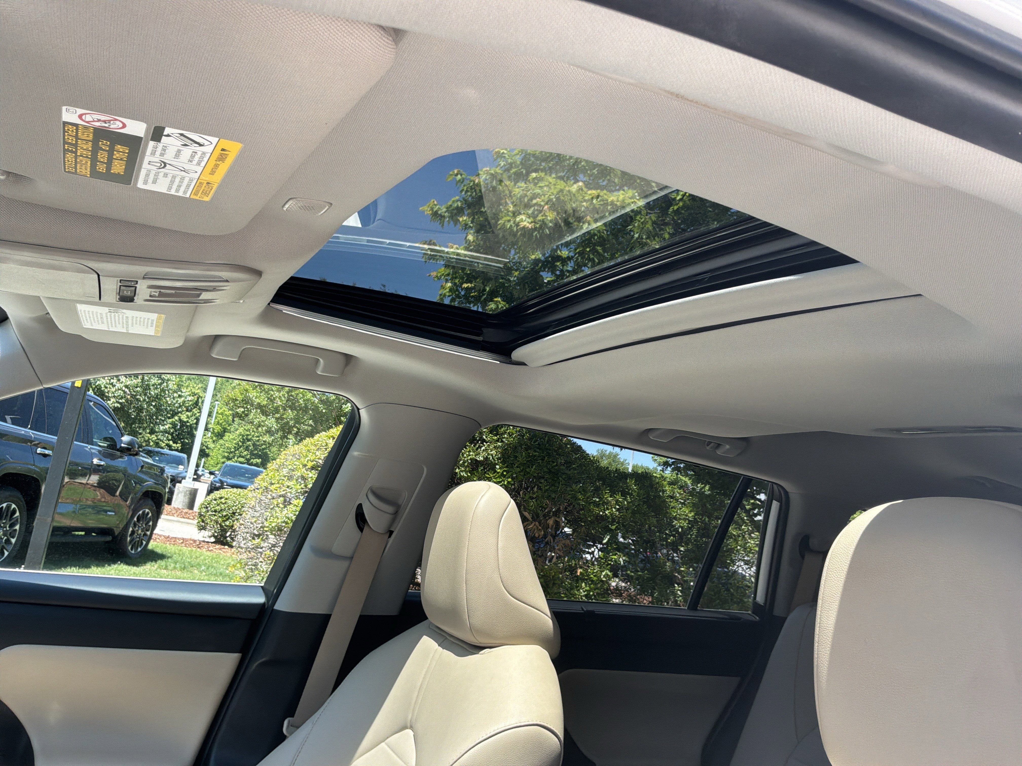 Used 2024 Toyota Highlander XLE FWD image 28