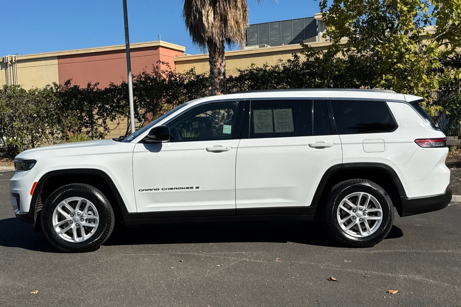 Used 2023 Jeep Grand Cherokee L Laredo image 7