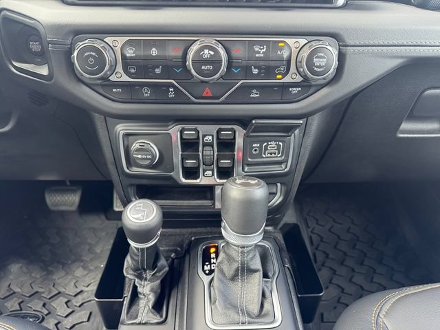 Used 2024 Jeep Wrangler Unlimited Sahara w/ Technology Group AWD/4WD image 12