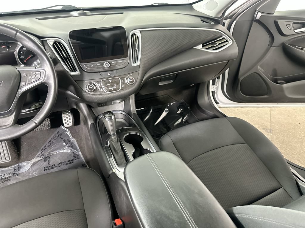 Used 2017 Chevrolet Malibu LT FWD image 19