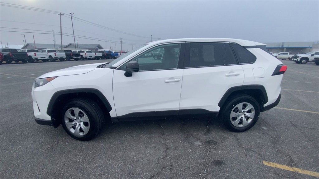 Used 2022 Toyota RAV4 LE image 5
