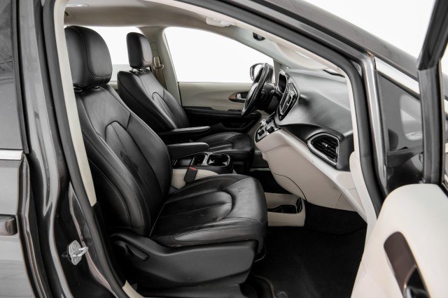 Used 2019 Chrysler Pacifica Touring-L FWD image 31